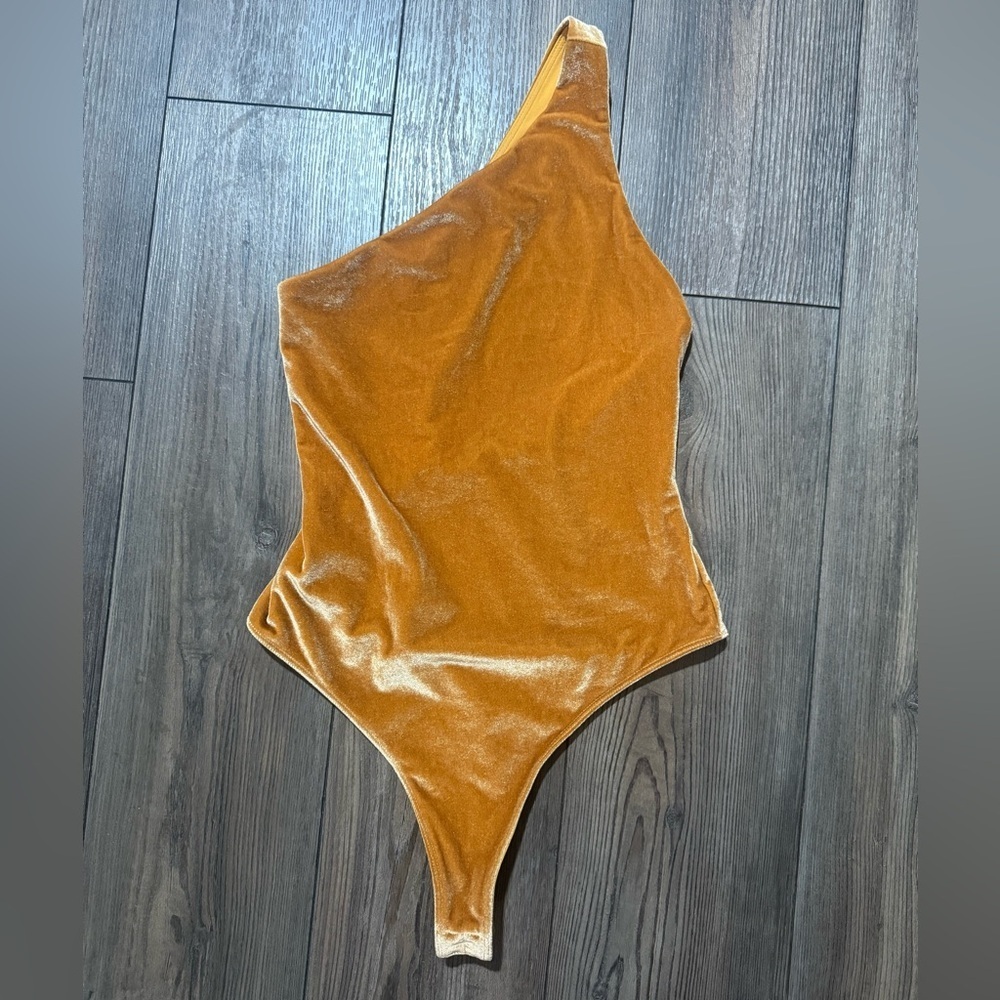 Gigi Hadid Fabletics Velvet One Shoulder Bodysuit Gold Women’s Small EUC